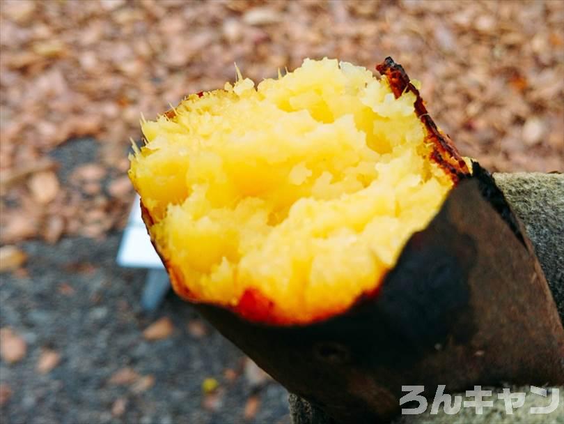 キャンプのバーベキューで焼き芋を味わう(半分に割った様子)
