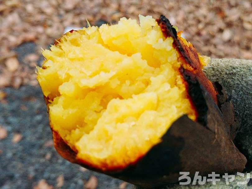 キャンプのバーベキューで焼き芋を味わう(半分に割った様子)