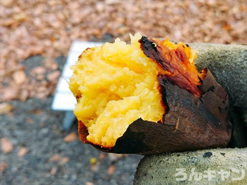 キャンプのバーベキューで焼き芋を味わう（半分に割った様子）