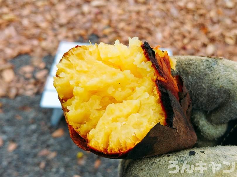 キャンプのバーベキューで焼き芋を味わう（半分に割った様子）