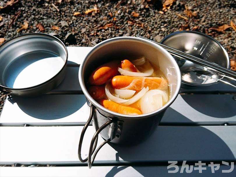 【簡単キャンプ飯】シャウエッセンを使ったレシピまとめ｜美味しい料理で笑顔になる