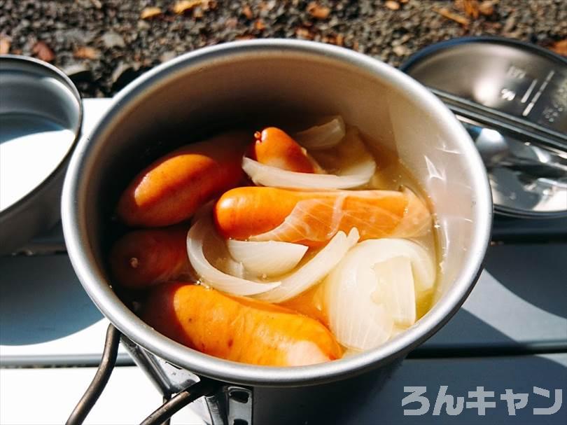 【簡単キャンプ飯】シャウエッセンを使ったレシピまとめ｜美味しい料理で笑顔になる