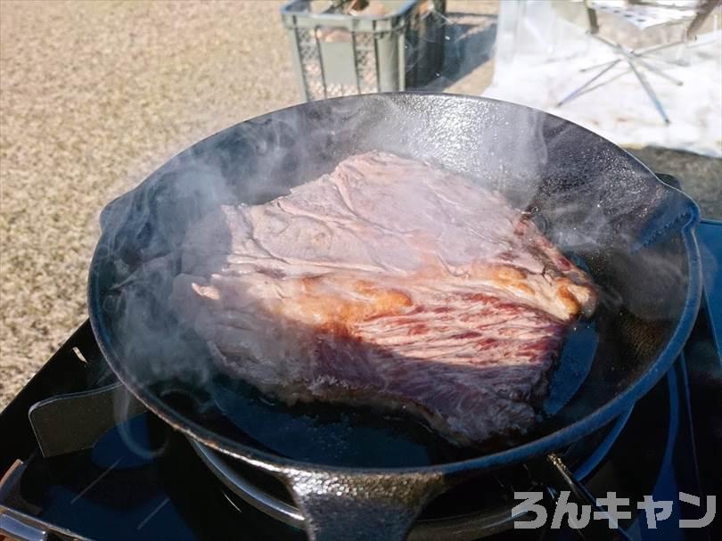 【簡単・絶品】キャンプで食べるステーキが最高｜フライパンと炭火で焼いてみた