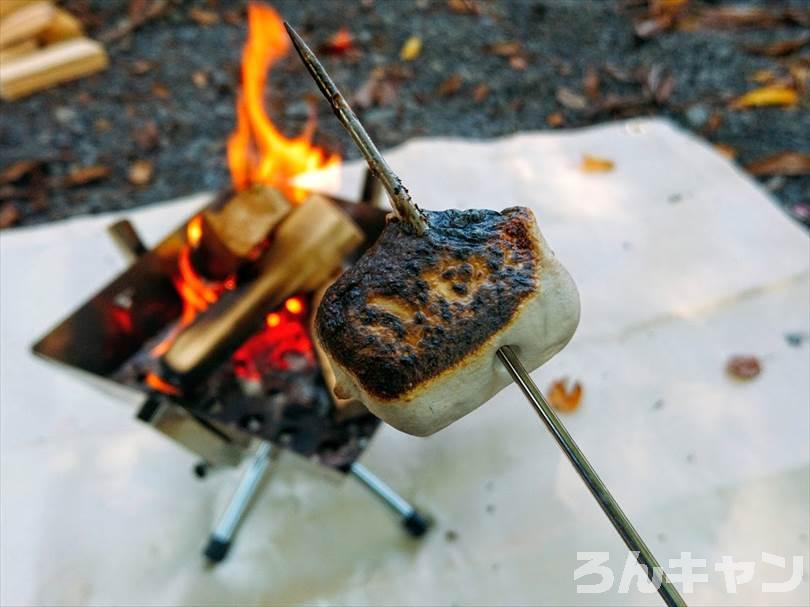 焼きすぎて焦げた焼きマシュマロ