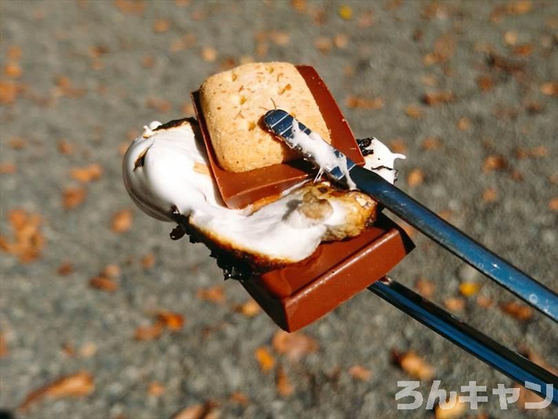 アルフォートで焼きマシュマロをはさんだ簡単スモア