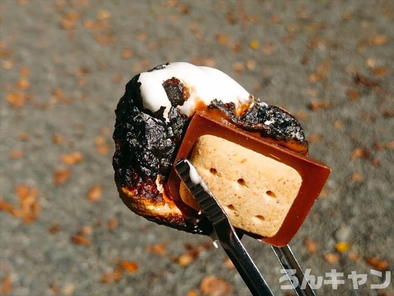 アルフォートで焼きマシュマロをはさんだ簡単スモアの失敗例（マシュマロを焼きすぎで焦がした状態）