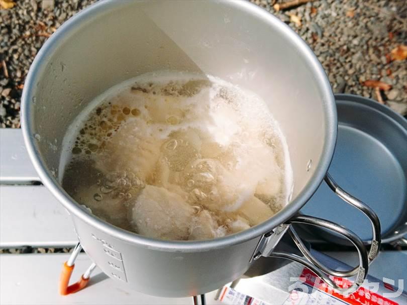 エバラのプチッと鍋「濃厚白湯鍋」を使ってキャンプで鍋料理をつくる