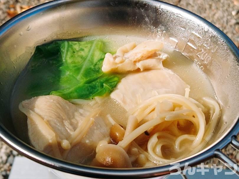 エバラのプチッと鍋「濃厚白湯鍋」を使ってキャンプで鍋料理をつくる