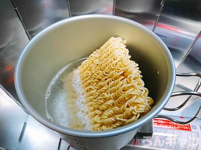 スノーピークのトレック1400で袋ラーメン（サッポロ一番みそラーメン）をつくる様子