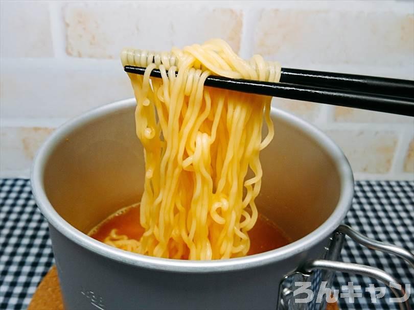 スノーピークのトレック1400で袋ラーメン（サッポロ一番みそラーメン）をつくる様子