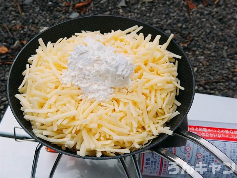 【簡単キャンプ飯】チーズを使ったレシピまとめ｜美味しい料理で笑顔になる