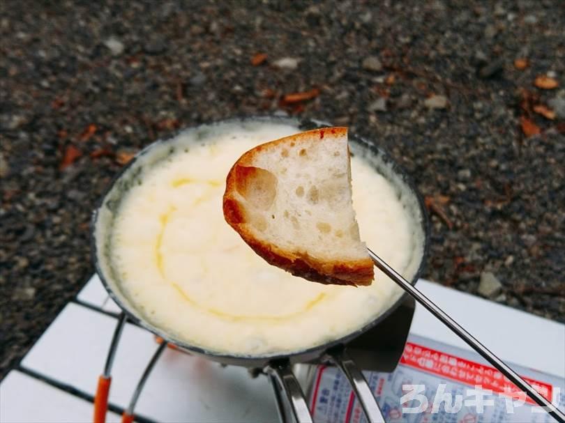 【簡単キャンプ飯】チーズを使ったレシピまとめ｜美味しい料理で笑顔になる
