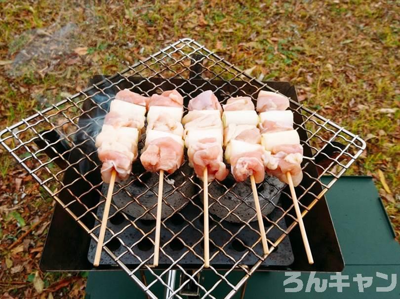 ロゴスの『エコココロゴス』（ミニラウンドストーブ4）を使ってキャンプで焼き鳥を焼く