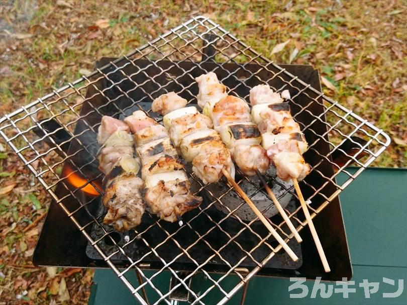 ロゴスの『エコココロゴス』（ミニラウンドストーブ4）を使ってキャンプで焼き鳥を焼く