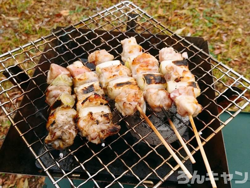 ロゴスの『エコココロゴス』（ミニラウンドストーブ4）を使ってキャンプで焼き鳥を焼く