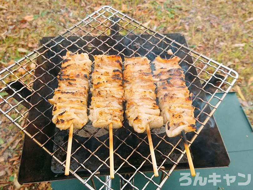 ロゴスの『エコココロゴス』（ミニラウンドストーブ4）を使ってキャンプで焼き鳥を焼く