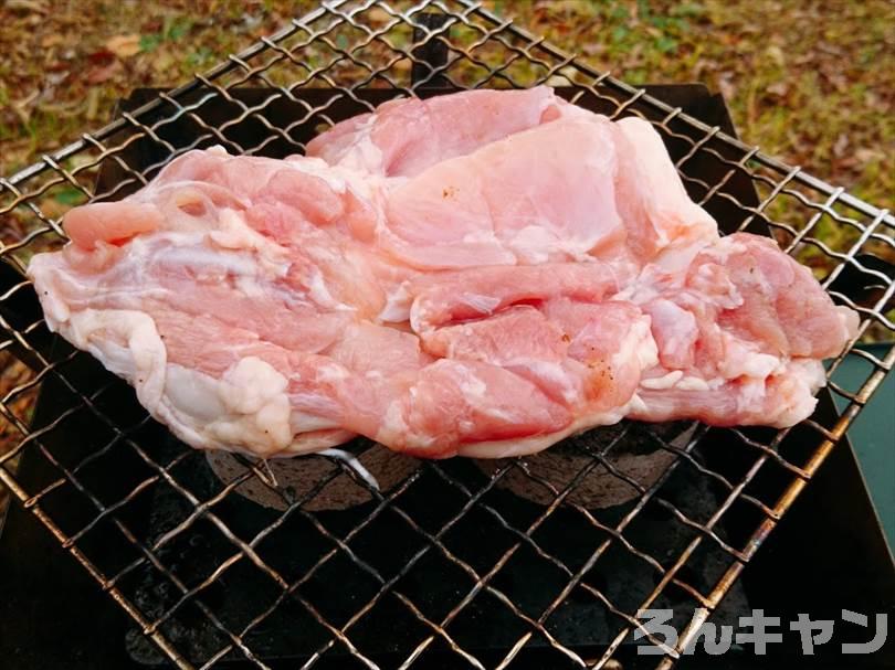 ロゴスの『エコココロゴス』（ミニラウンドストーブ4）を使ってキャンプで鶏もも肉を焼く