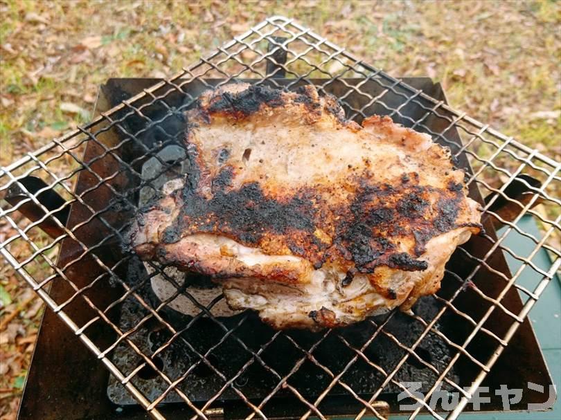 ロゴスの『エコココロゴス』（ミニラウンドストーブ4）を使ってキャンプで鶏もも肉を焼く