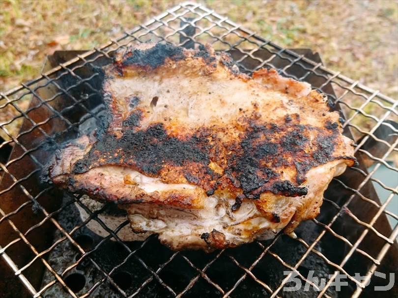 ロゴスの『エコココロゴス』（ミニラウンドストーブ4）を使ってキャンプで鶏もも肉を焼く