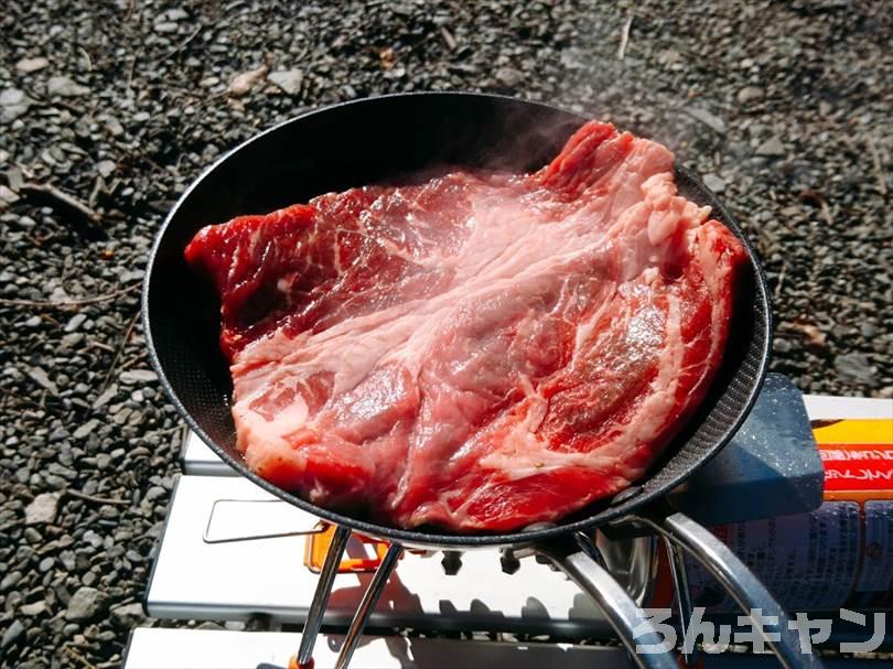 キャンプでステーキを焼く