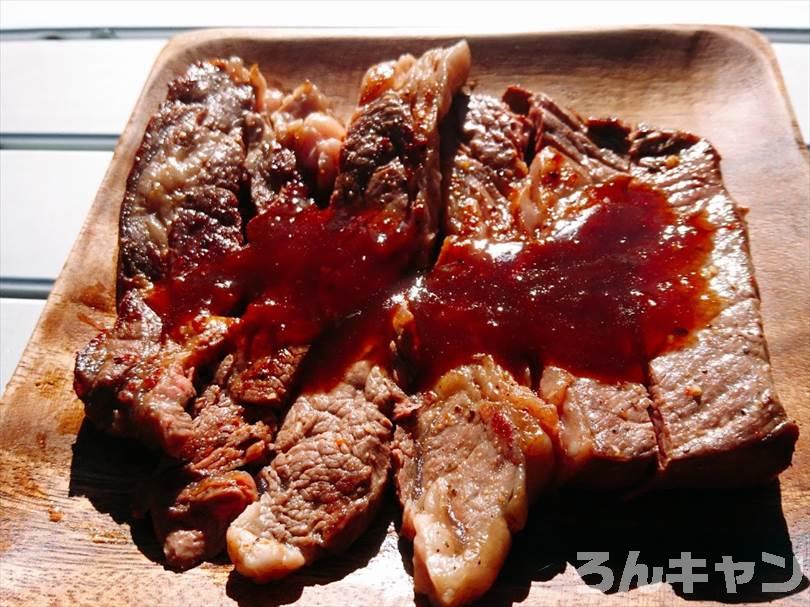 キャンプでステーキを焼く