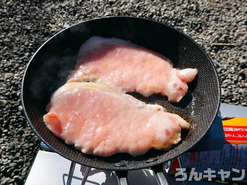 キャンプで生姜焼きを焼く