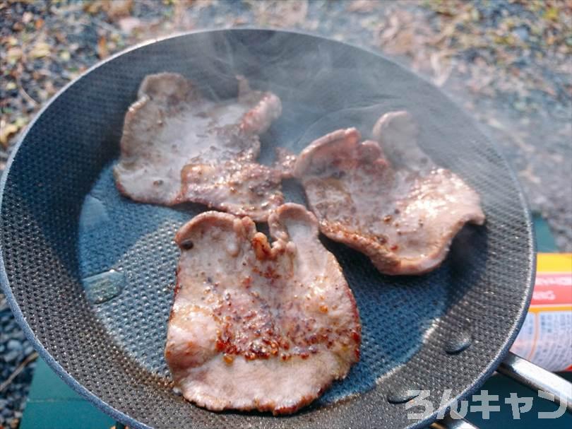 【ワンパン料理】フライパンひとつで作れる簡単キャンプ飯まとめ｜ビールのおつまみにもピッタリ！