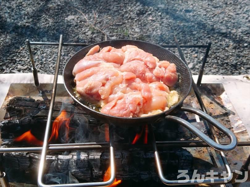 『TokyoCamp 焚き火台』のオプションパーツを使って焚き火料理でチキンステーキを焼く