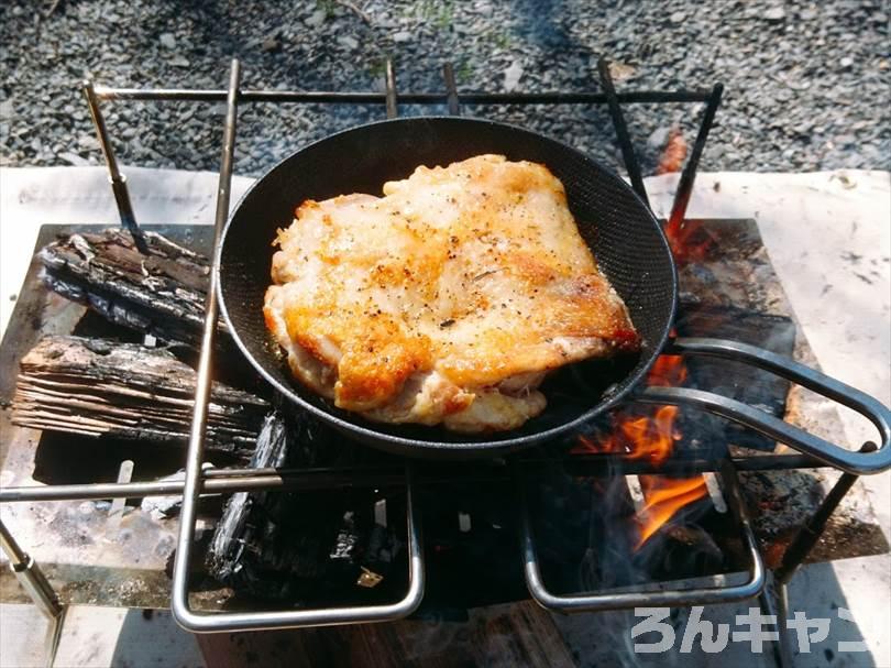 『TokyoCamp 焚き火台』のオプションパーツを使って焚き火料理でチキンステーキを焼く
