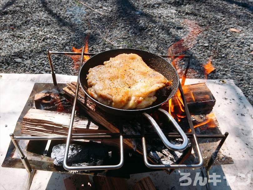 『TokyoCamp 焚き火台』のオプションパーツを使って焚き火料理でチキンステーキを焼く