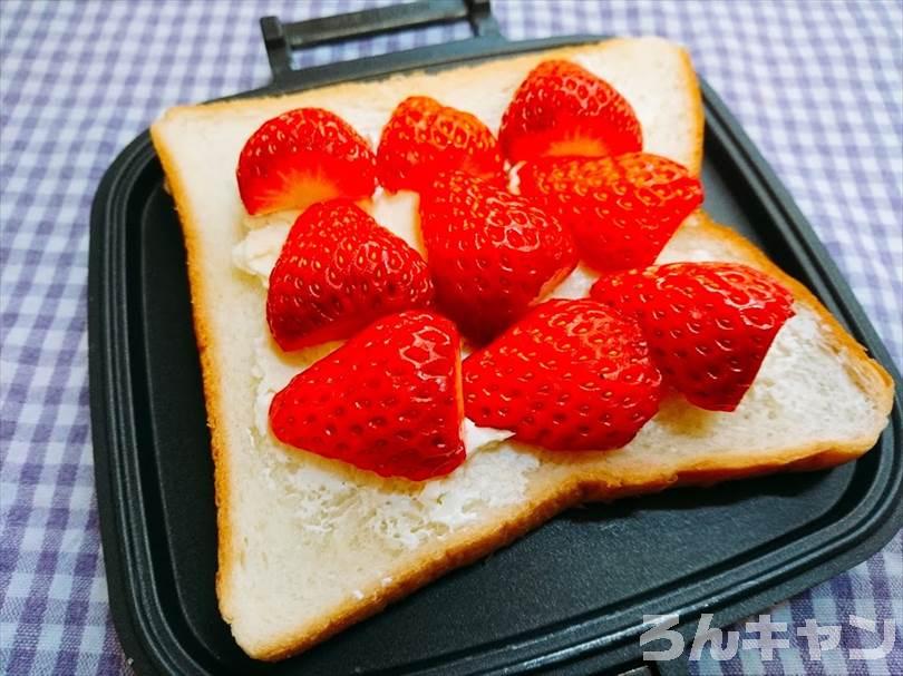 フルーツの苺とイチゴジャムとクリームのホットサンド