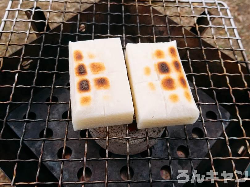 キャンプでお餅を焼く