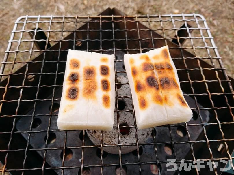 キャンプでお餅を焼く