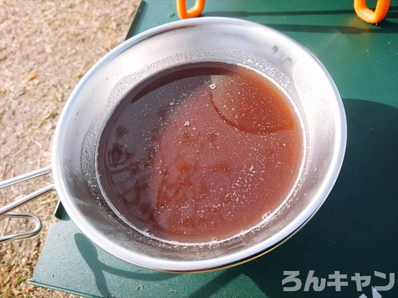 キャンプでお餅を焼いてぜんざいにして食べる