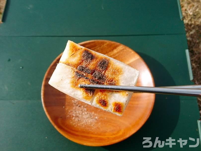 キャンプでお餅を焼いてマキシマムをかけて食べる