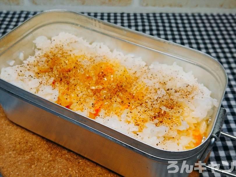 トランギアのメスティンで卵かけご飯をつくる（マキシマムをふりかけてスパイシーに）