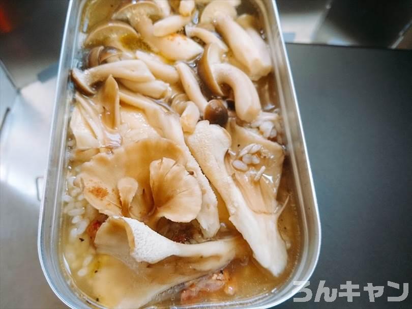 トランギアのメスティンでやきとり缶の『炊き込みご飯』をつくる（しめじと舞茸入り）