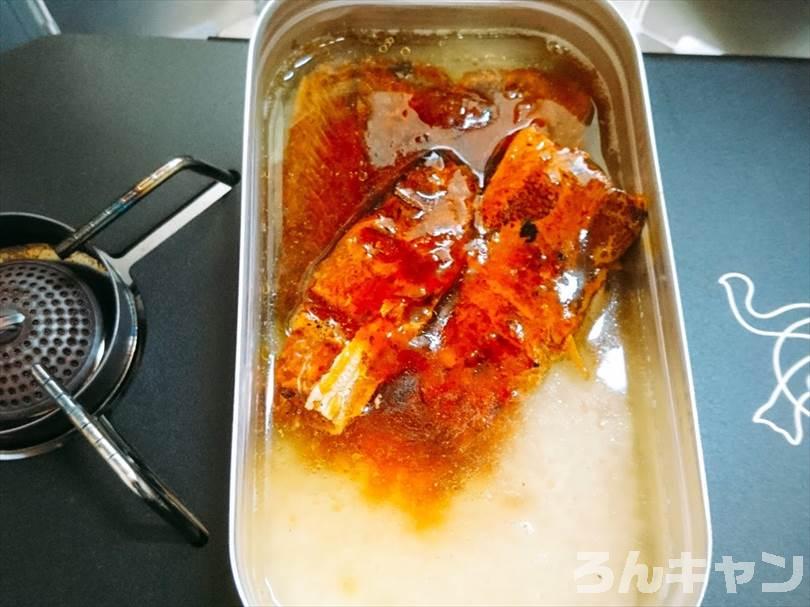 トランギアのメスティンでさんまの蒲焼の缶詰を使った『炊き込みご飯』をつくる（しめじと舞茸入り）