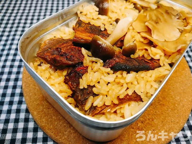 トランギアのメスティンでさんまの蒲焼の缶詰を使った『炊き込みご飯』をつくる（しめじと舞茸入り）