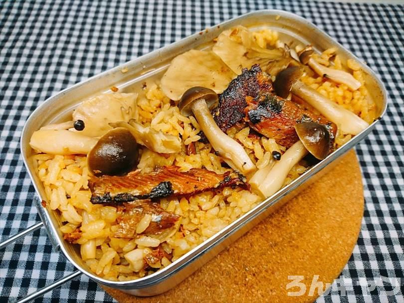 トランギアのメスティンでさんまの蒲焼の缶詰を使った『炊き込みご飯』をつくる（しめじと舞茸入り）