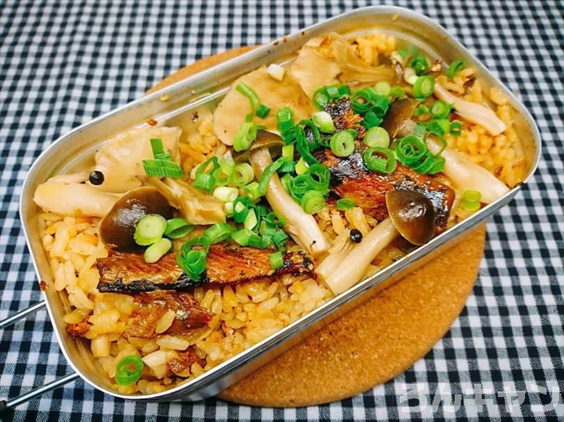 トランギアのメスティンでさんまの蒲焼の缶詰を使った『炊き込みご飯』をつくる（しめじと舞茸入り）