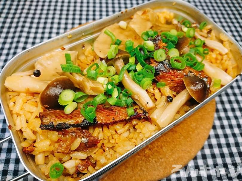 トランギアのメスティンでさんまの蒲焼の缶詰を使った『炊き込みご飯』をつくる（しめじと舞茸入り）