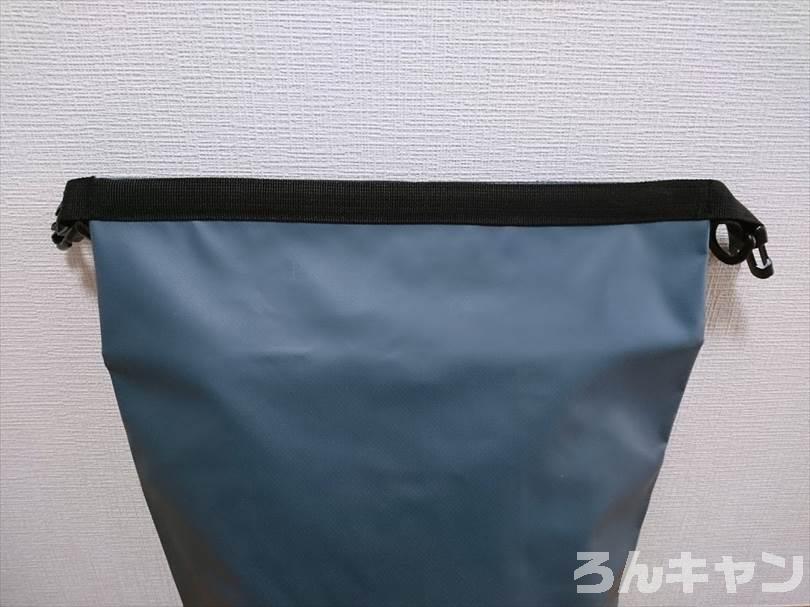 ダイソーのドライバッグ（15L）は防水機能がしっかりでキャンプにおすすめ（お手頃価格でコスパ抜群）