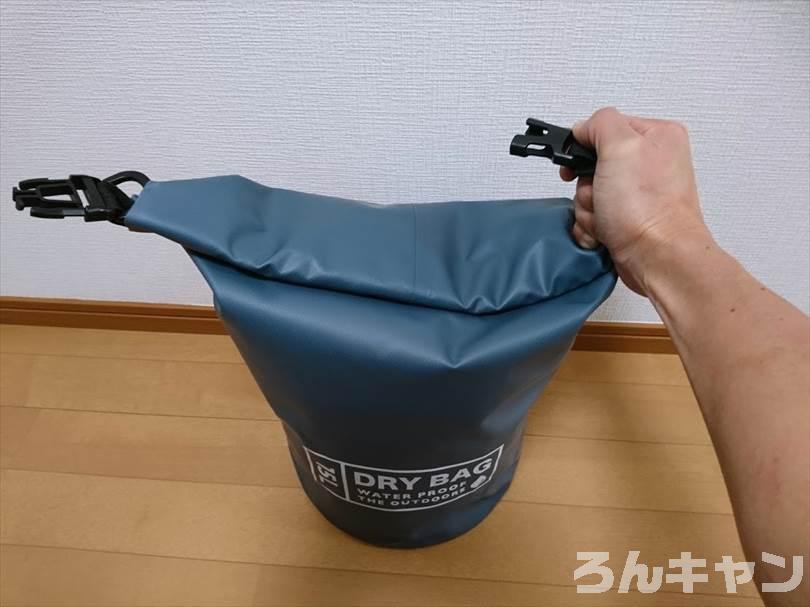 ダイソーのドライバッグ（15L）は防水機能がしっかりでキャンプにおすすめ（お手頃価格でコスパ抜群）