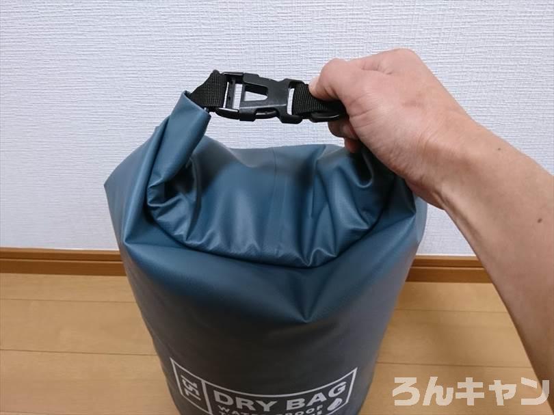 ダイソーのドライバッグ（15L）は防水機能がしっかりでキャンプにおすすめ（お手頃価格でコスパ抜群）