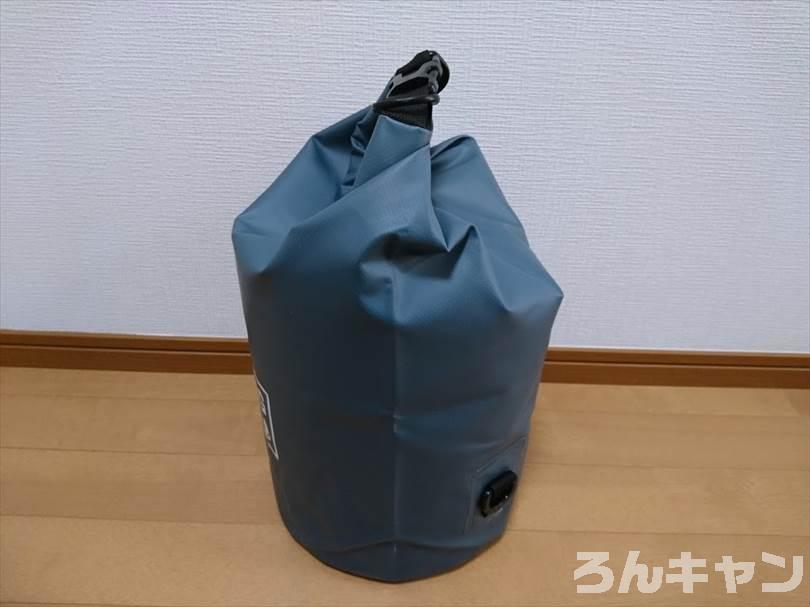 ダイソーのドライバッグ（15L）は防水機能がしっかりでキャンプにおすすめ（お手頃価格でコスパ抜群）