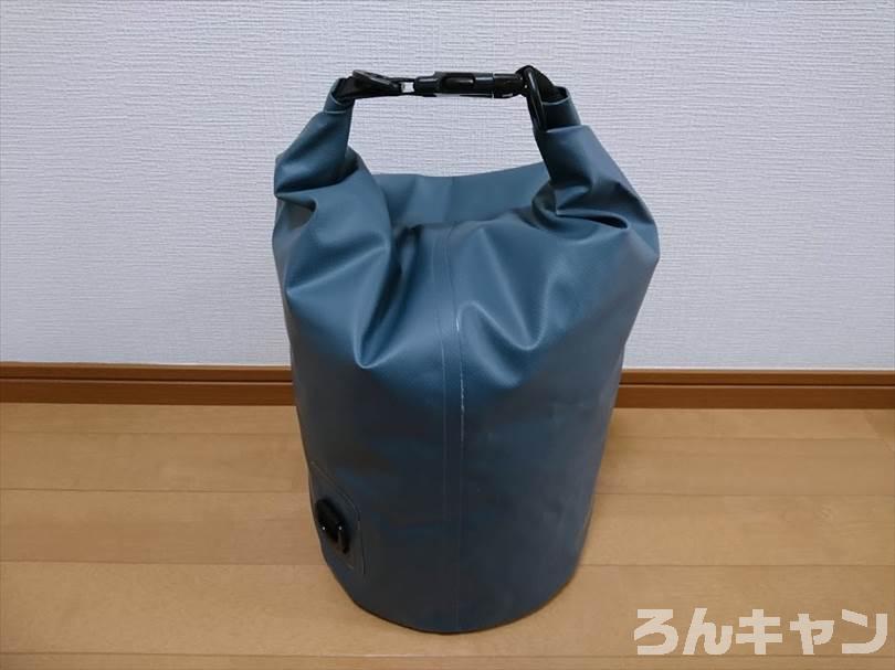 ダイソーのドライバッグ（15L）は防水機能がしっかりでキャンプにおすすめ（お手頃価格でコスパ抜群）