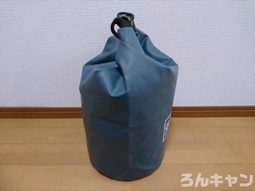 ダイソーのドライバッグ（15L）は防水機能がしっかりでキャンプにおすすめ（お手頃価格でコスパ抜群）