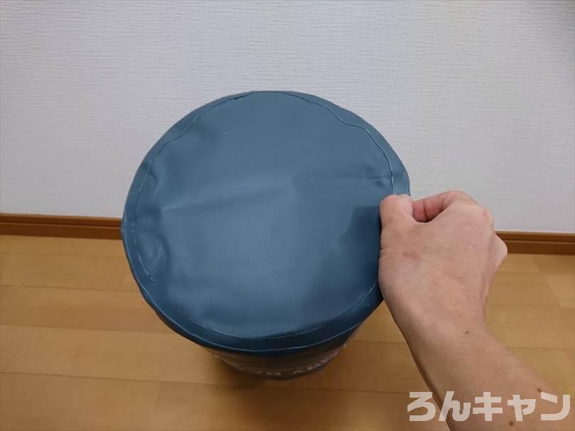 ダイソーのドライバッグ（15L）は防水機能がしっかりでキャンプにおすすめ（お手頃価格でコスパ抜群）