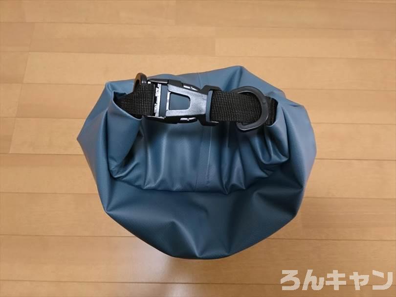 ダイソーのドライバッグ（15L）は防水機能がしっかりでキャンプにおすすめ（お手頃価格でコスパ抜群）